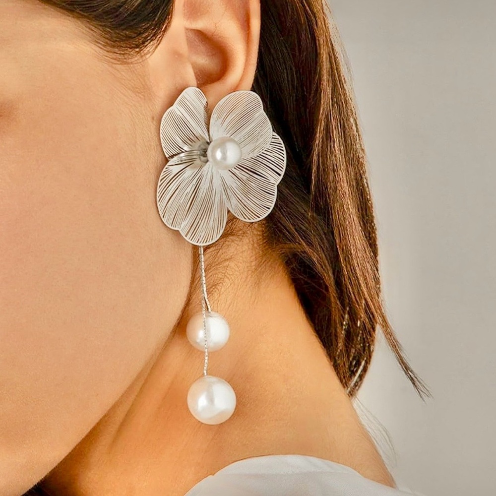 NEW Beautiful Floral Silver & Pearl Drop Earrings